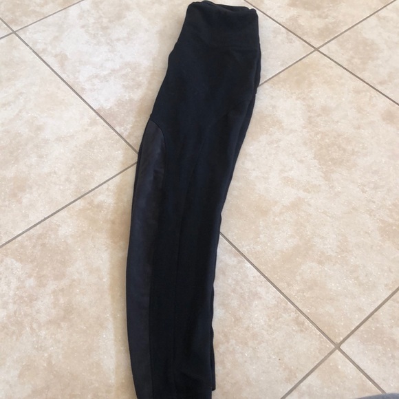 Black leggings! - Picture 2 of 4